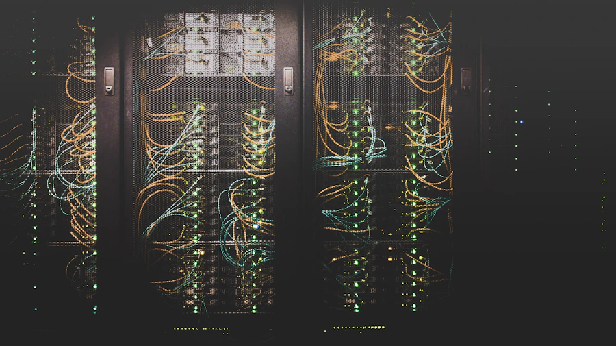 Cabos de rede coloridos conectados a um equipamento