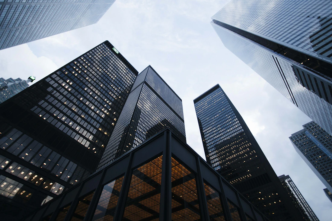 Fachada de prédio corporativo com linhas verticais e vidro espelhado